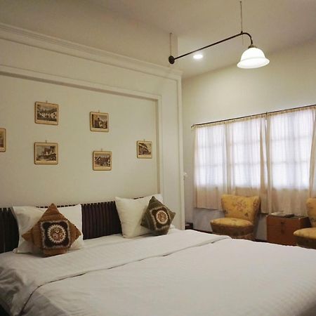Manee Guesthouse And Record บ้านมานี チエンマイ エクステリア 写真